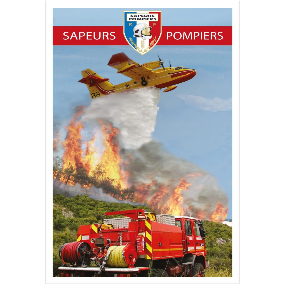 Torchon avec : Un Canadair de Pompier lançant de l'eau sur un feu de forêt. En bas se trouve un camion de pompiers rouge. En haut un bandeau inscrit " Sapeurs Pompiers" avec au milieu le fameux écusson des sapeurs pompiers français.