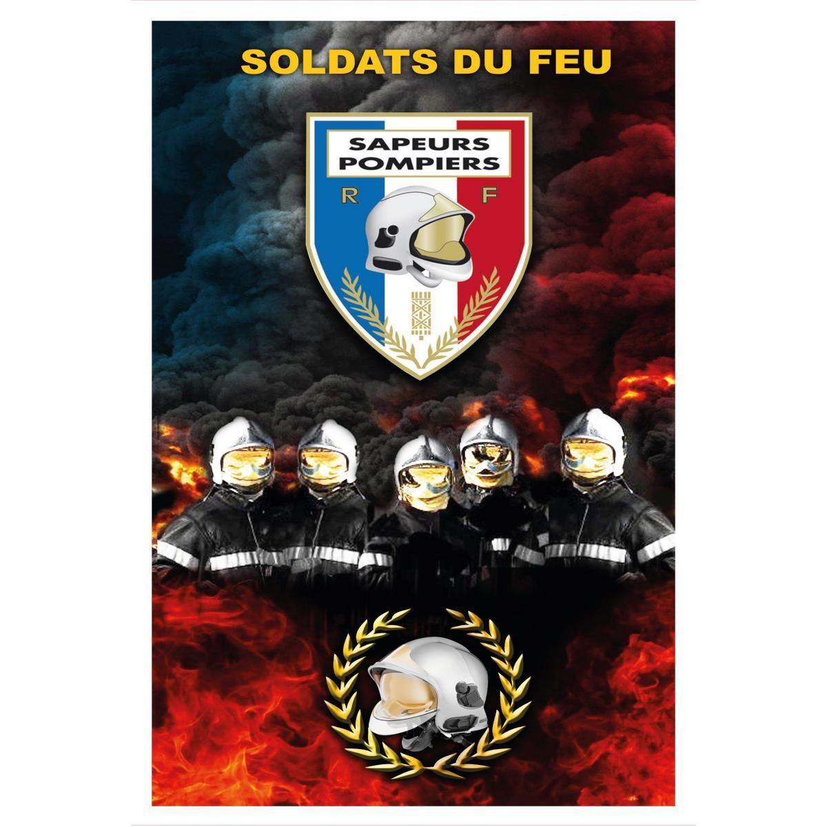 Une équipe de Pompiers munie de casque sur un fond noir et flammes. En gros en haut l'écusson des sapeurs pompiers français, au dessus duquel se trouve inscrit "Soldats du feu". En bas le casque avec couronne de lauriers.
