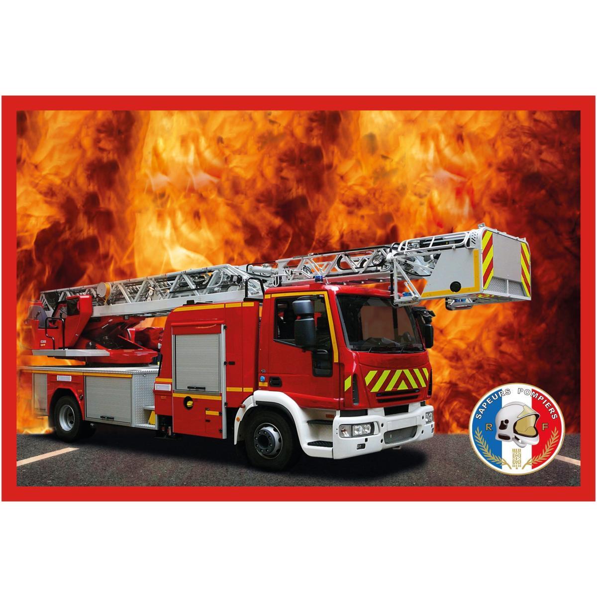 Torchon avec le camion échelle emblématique des Sapeurs Pompiers Français. Le fond est fait de flammes, et se trouve, en bas à droite un écusson rond de sapeurs pompiers français. La Bordure est rouge, rappelant les flammes contre lesquelles les pompiers se battent.